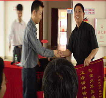 舜龍董事長贈(zèng)送正睿咨詢管理升級(jí)圓滿舜龍品牌之牌，正睿精神鑄就中小企業(yè)騰飛錦旗