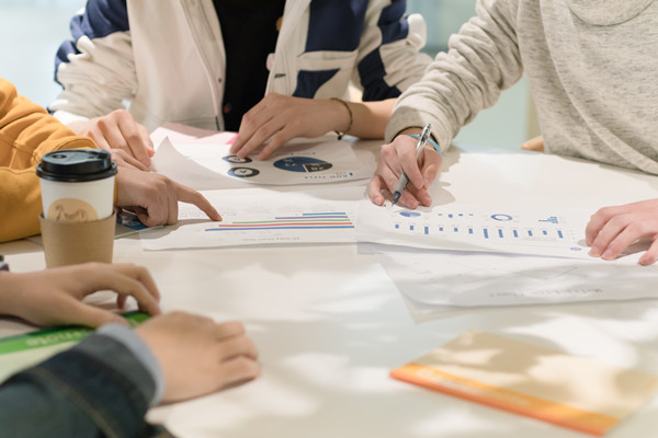 培養(yǎng)組織人才，提升員工素質(zhì)和技能，增強核心競爭力