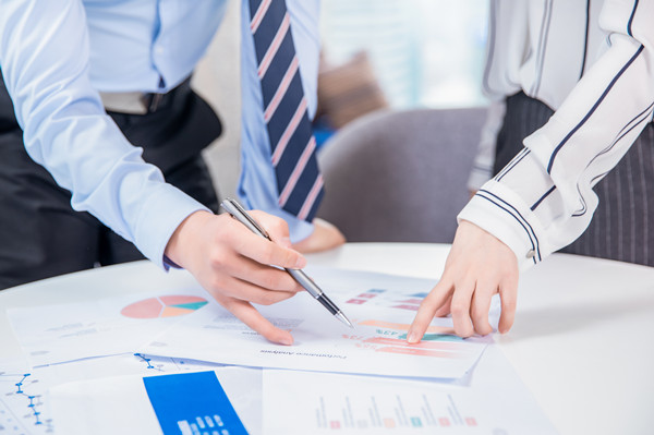 年度經(jīng)營(yíng)計(jì)劃中的多方面分析和策略制定如何操作？