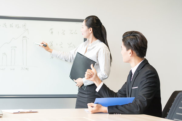 人才引進與培養(yǎng)：打造高效人才隊伍，提升企業(yè)競爭力