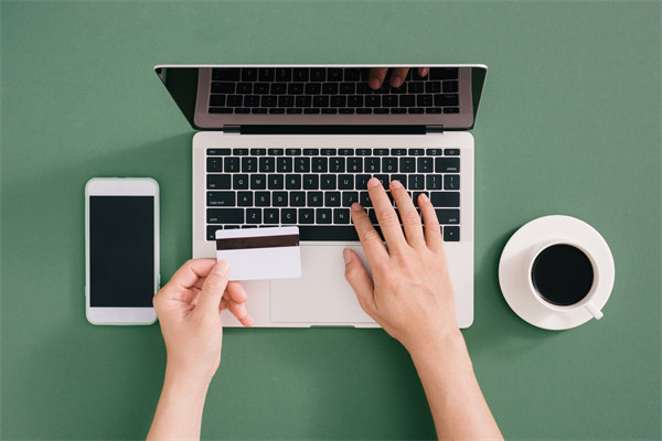 定期薪酬審查：定期審查，確保制度合理性