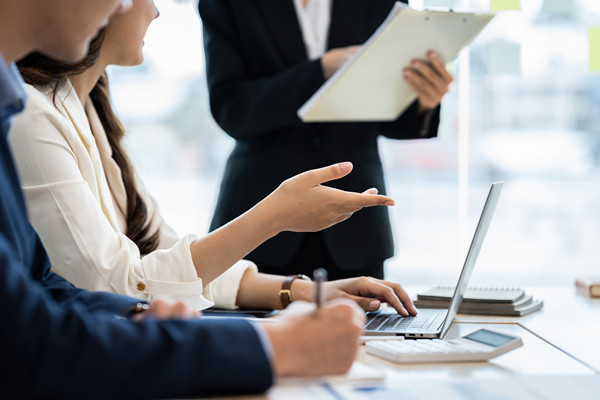 深化集團(tuán)管控機(jī)制改革，推動(dòng)可持續(xù)發(fā)展戰(zhàn)略實(shí)施