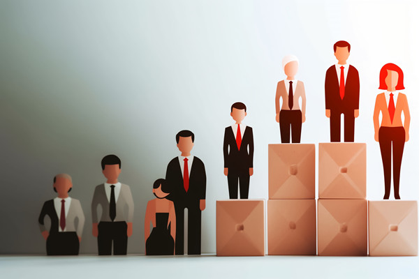 組織規(guī)劃中如何平衡集權(quán)與分權(quán)，促進(jìn)決策效率？