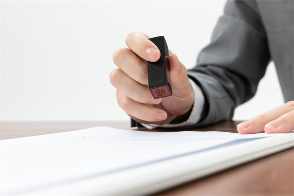 薪酬管理中如何確保合法合規(guī)，避免法律風(fēng)險(xiǎn)？