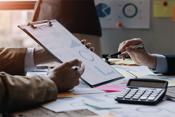 制定年度預(yù)算時，如何兼顧創(chuàng)新投入與成本控制？