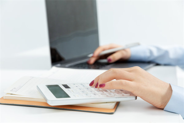 市場環(huán)境突變時(shí)，企業(yè)如何靈活調(diào)整預(yù)算策略以應(yīng)對？