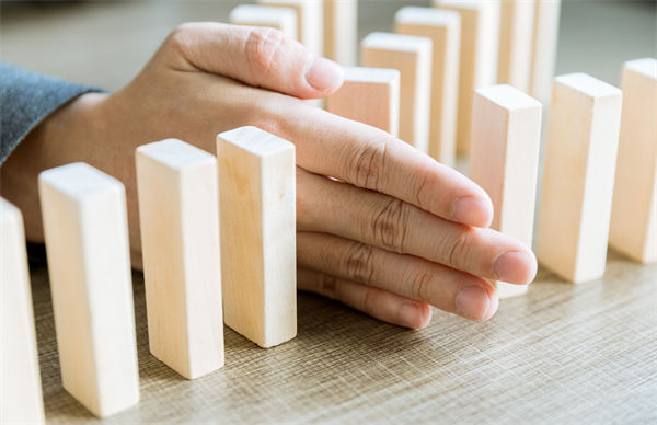 在年度經(jīng)營計劃中，如何有效識別并應(yīng)對潛在風險？