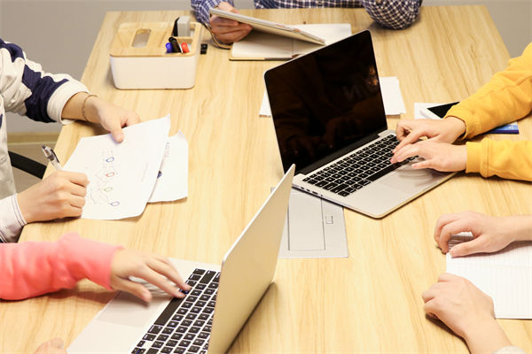 數(shù)字化轉(zhuǎn)型背景下，企業(yè)戰(zhàn)略應(yīng)如何創(chuàng)新與升級(jí)？